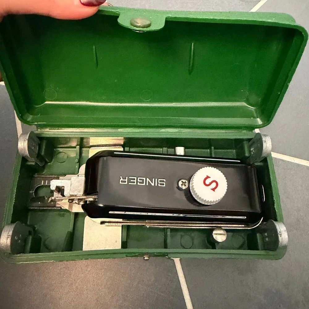 Singer Green Vintage Buttonholer Sewing‎ Machine Accessories Storage Box
